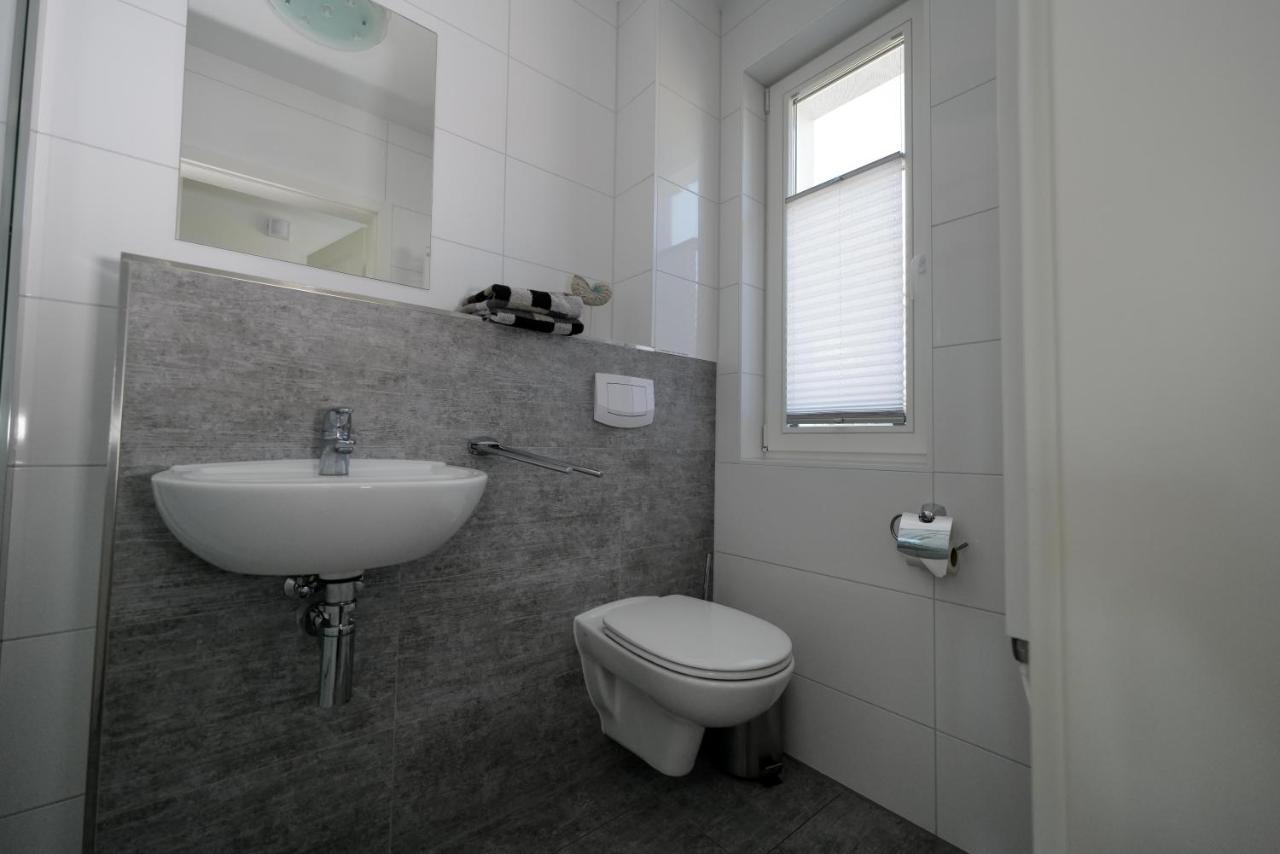 Ostseelagune Zingst, Exklusive Dhh, Strandnah, Sauna, Kamin, 3 Sz, 2 Baeder, Glasfaser, Haustierfrei, Garten Mit Suedterrasse, E-Ladesaeule, 2 Stellplaetze, Strandkorb, Fahrradschuppen, Waschmaschine, Trockner, Nichtraucher Eksteriør billede