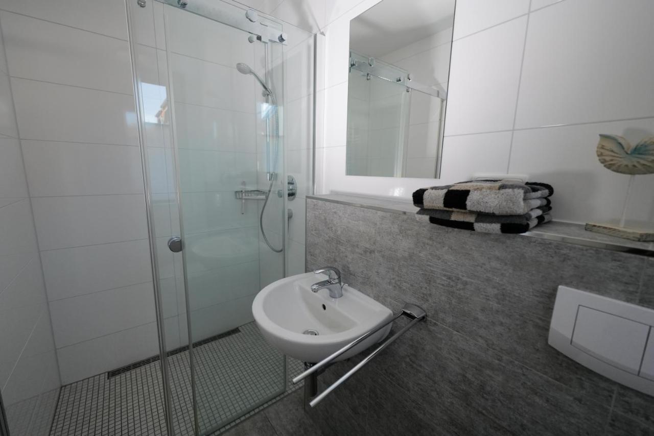 Ostseelagune Zingst, Exklusive Dhh, Strandnah, Sauna, Kamin, 3 Sz, 2 Baeder, Glasfaser, Haustierfrei, Garten Mit Suedterrasse, E-Ladesaeule, 2 Stellplaetze, Strandkorb, Fahrradschuppen, Waschmaschine, Trockner, Nichtraucher Eksteriør billede
