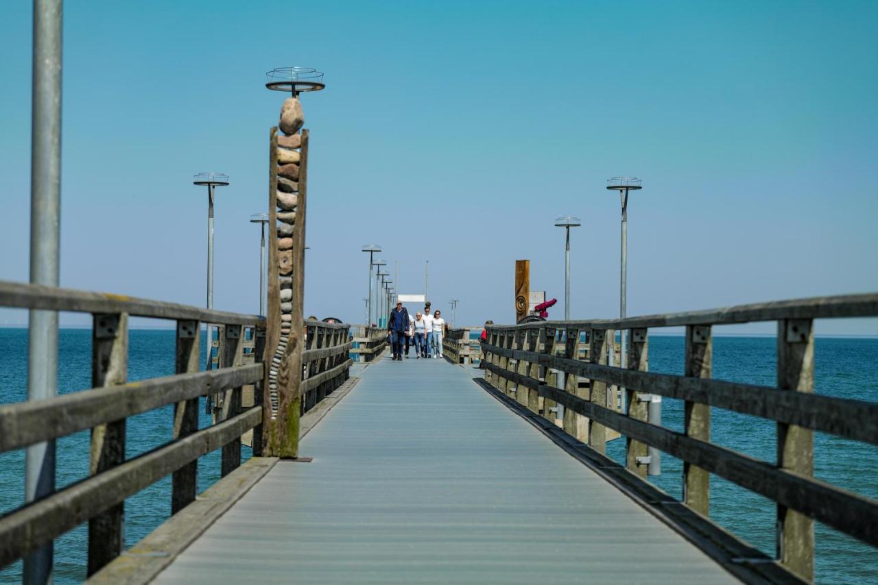 Ostseelagune Zingst, Exklusive Dhh, Strandnah, Sauna, Kamin, 3 Sz, 2 Baeder, Glasfaser, Haustierfrei, Garten Mit Suedterrasse, E-Ladesaeule, 2 Stellplaetze, Strandkorb, Fahrradschuppen, Waschmaschine, Trockner, Nichtraucher Eksteriør billede